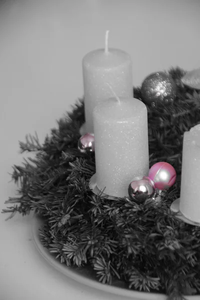 Siyah Beyaz Noel Çelengi Renkli Bir Top Ile — Stok fotoğraf