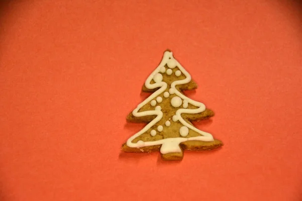 ホワイトアイシングのクリスマスジンジャーブレッドツリー — ストック写真