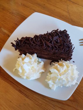 Krem şantili çikolatalı pasta.