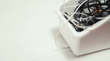 Karışık mısırlar ve kablolar masanın üzerinde. Kablo organizasyonu.