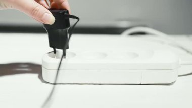 Evde ya da ofiste elektrik panosu var. Elektrik fiyatı..