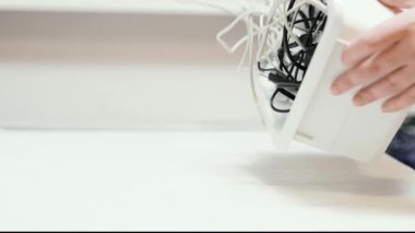 Karışık mısırlar ve kablolar masanın üzerinde. Kablo organizasyonu.