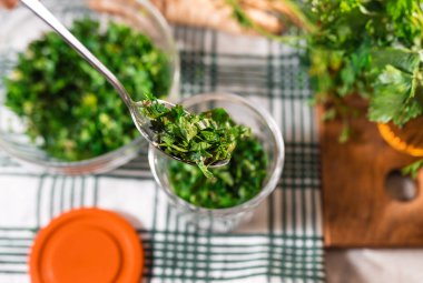 Maydanoz yapraklarını kışa hazırlıyorum..