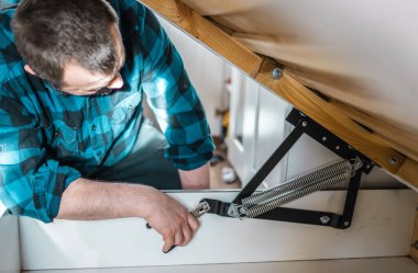 Adam evde mobilya anahtarı kullanarak yatak kaldırma mekanizması kuruyor. DIY Montaj Mobilyaları.