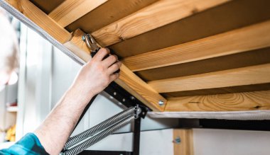 Adam evde mobilya anahtarı kullanarak yatak kaldırma mekanizması kuruyor. DIY Montaj Mobilyaları.