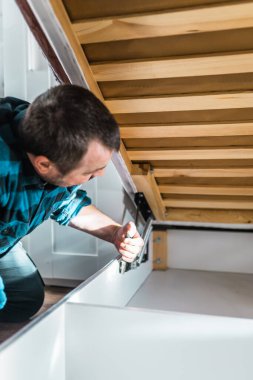 Adam evde mobilya anahtarı kullanarak yatak kaldırma mekanizması kuruyor. DIY Montaj Mobilyaları.