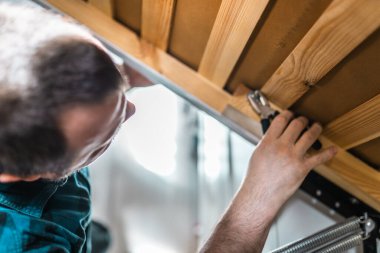 Adam evde mobilya anahtarı kullanarak yatak kaldırma mekanizması kuruyor. DIY Montaj Mobilyaları.