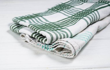 Ahşap bir masada doğal pamuklu mutfak havluları. Mutfak konsepti.