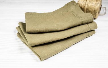 Doğal bir pamuk peçetesi jüt ipli bir masanın üzerine konmuş. Mutfak için doğal kumaşlar..