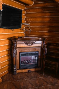 Elektrikli şömineli samimi bir oda. Elektrikli şömine bakımı.