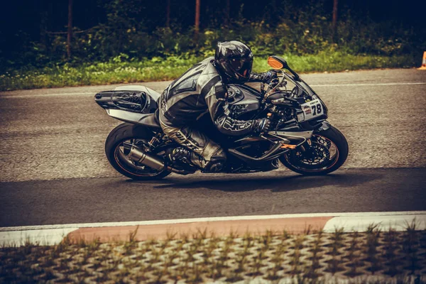 2020 Ropazi Latvia Motorcyclist Sport Bike Rides Empty Asphalt Road — Foto de Stock