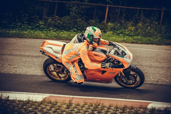 2020 Ropazi Latvia Motorcyclist Sport Bike Rides Empty Asphalt Road — Stock fotografie