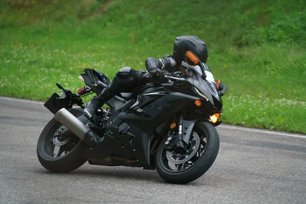 Man Riding Motorcycle Asphalt Road Motorcyclist Black Suit Black Sport — Stockfoto