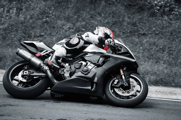 Homem Andando Moto Estrada Asfalto Motociclista Motocicleta Esporte Preto Branco — Fotografia de Stock