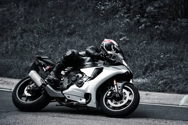 Людина Їде Мотоциклі Асфальтній Дорозі Мотоцикліст Чорному Костюмі Чорному Спортивному — стокове фото