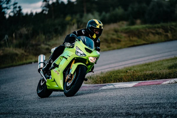 Man Rijden Motorfiets Asfalt Weg Motorrijder Bij Zwart Wit Sport — Stockfoto