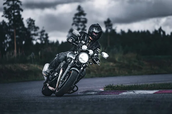 男人骑摩托车在沥青路面上 黑色和白色运动摩托车的摩托车手 — 图库照片