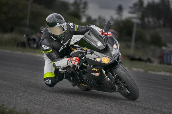 2020 Riga Latvia Man Riding Motorcycle Asphalt Road Motorcyclist Black —  Fotos de Stock