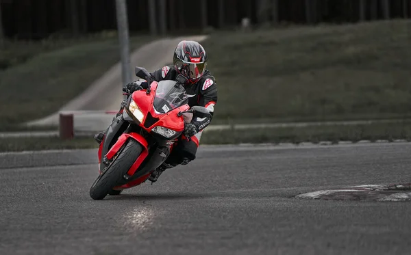 2020 Riga Latvia Man Riding Motorcycle Asphalt Road Motorcyclist Black — Fotografia de Stock