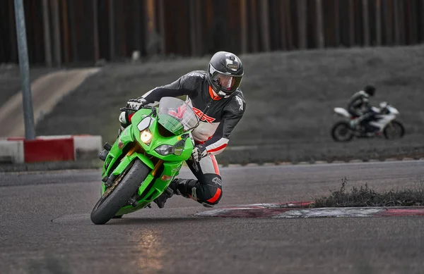 2020 Riga Latvia Man Riding Motorcycle Asphalt Road Motorcyclist Black — Zdjęcie stockowe