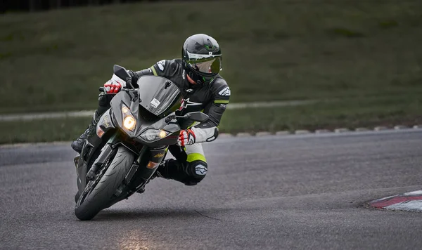 2020 Riga Latvia Man Riding Motorcycle Asphalt Road Motorcyclist Black — Stockfoto
