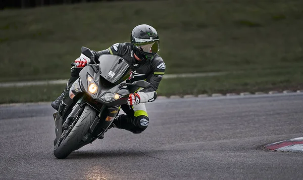 2020 Riga Latvia Man Riding Motorcycle Asphalt Road Motorcyclist Black — Fotografia de Stock