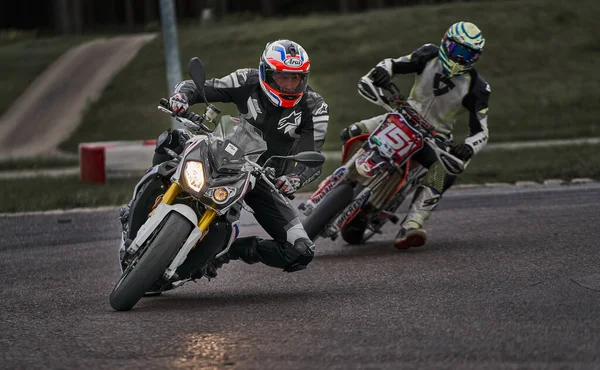 2020 Рига Латвия Мужчина Мотоцикле Асфальтированной Дороге Мотоциклист Черно Белом — стоковое фото