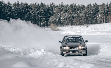 01-02-2021 Riga, Letonya Sürüklenen araba, Sürüklenen ve sigara içen araba raylarda