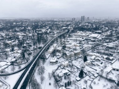 Evlerin ve yolların hava aracı görüntüsü. Kış manzarası