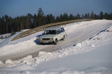 05-02-2021 RIga, Letonya. Aşırı sürüş, araba yumuşak karın üzerinde hızla hareket ediyor ve bir kar püskürtüsü oluşturuyor.