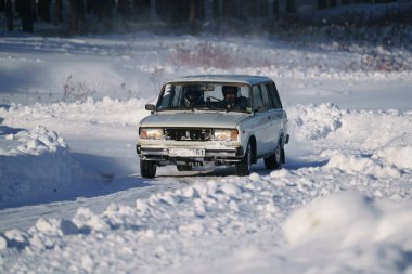 05-02-2021 RIga, Letonya. Aşırı sürüş, araba yumuşak karın üzerinde hızla hareket ediyor ve bir kar püskürtüsü oluşturuyor.