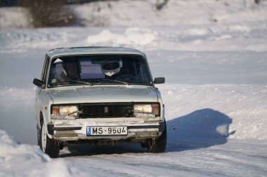 05-02-2021 RIga, Letonya. Aşırı sürüş, araba yumuşak karın üzerinde hızla hareket ediyor ve bir kar püskürtüsü oluşturuyor.