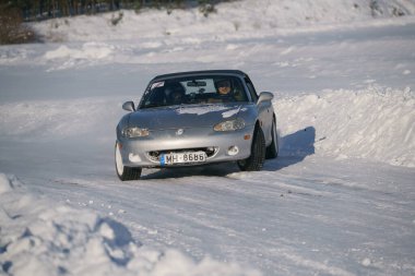 05-02-2021 RIga, Letonya. Aşırı sürüş, araba yumuşak karın üzerinde hızla hareket ediyor ve bir kar püskürtüsü oluşturuyor.