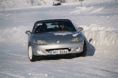 05-02-2021 RIga, Letonya. Aşırı sürüş, araba yumuşak karın üzerinde hızla hareket ediyor ve bir kar püskürtüsü oluşturuyor.