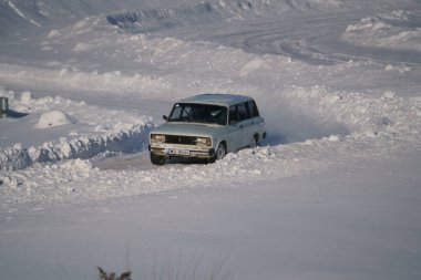 05-02-2021 RIga, Letonya. Aşırı sürüş, araba yumuşak karın üzerinde hızla hareket ediyor ve bir kar püskürtüsü oluşturuyor.