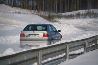 05-02-2021 RIga, Letonya. Aşırı sürüş, araba yumuşak karın üzerinde hızla hareket ediyor ve bir kar püskürtüsü oluşturuyor.