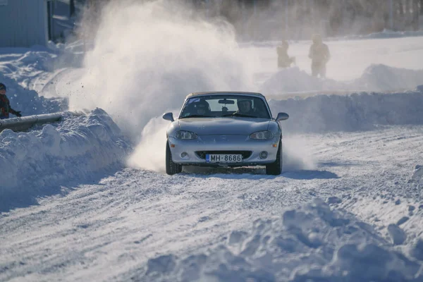 Ekstremalna Jazda Samochód Porusza Się Szybko Gładkim Śniegu Tworzy Strumień — Zdjęcie stockowe