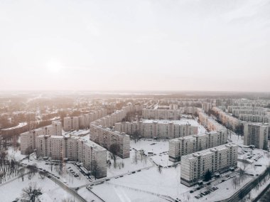 Evlerin ve yolların hava aracı görüntüsü. Kış manzarası.