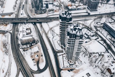 Finans bölgesinde modern ofis binaları.