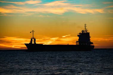 Gün batımında bir geminin silüeti..