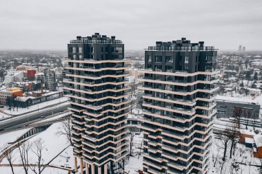 Finans bölgesinde modern ofis binaları.