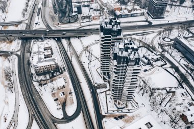 Finans bölgesinde modern ofis binaları.