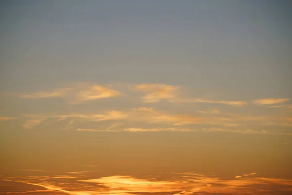 Dramatyczny Zachód Słońca Niebo Pomarańczowymi Kolorowymi Chmurami — Zdjęcie stockowe