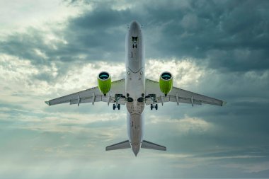 Günbatımında uçak uçuş seyahat havayolu arka plan konsepti..