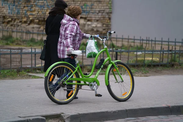 2020 Riga Latvia Woman Green Bike Walks Road — Zdjęcie stockowe