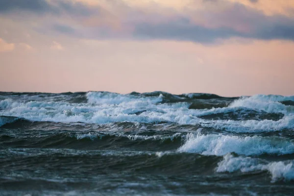 Havet Och Vågorna Vid Solnedgången Himmel Med Moln — Stockfoto