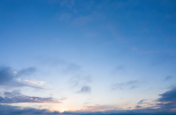 Восход Солнца Голубом Небе Голубое Небо Небольшими Облаками — стоковое фото