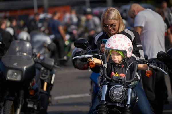 ラトビアのリガ 2020年9月22日 バイカーは市内を走ることでオートバイシーズンの開幕を祝いました — ストック写真