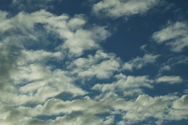 Nubes Esponjosas Blancas Cielo Azul — Foto de Stock