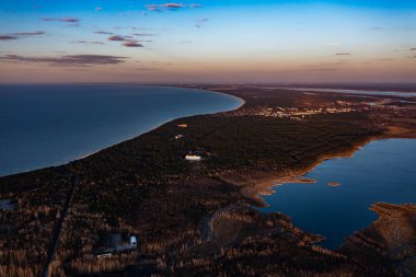 Sakin Göl 'ün üzerinde güzel bir günbatımı. Göl manzarası